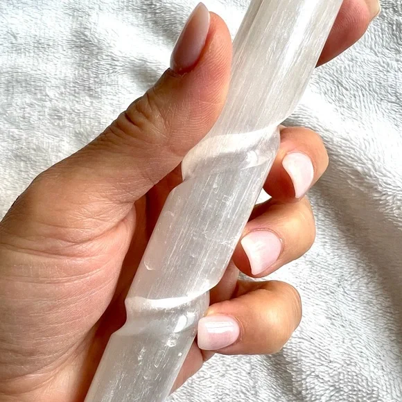 Selenite Crystal Charging “Unicorn Horn” Wand - Picture 7 of 12
